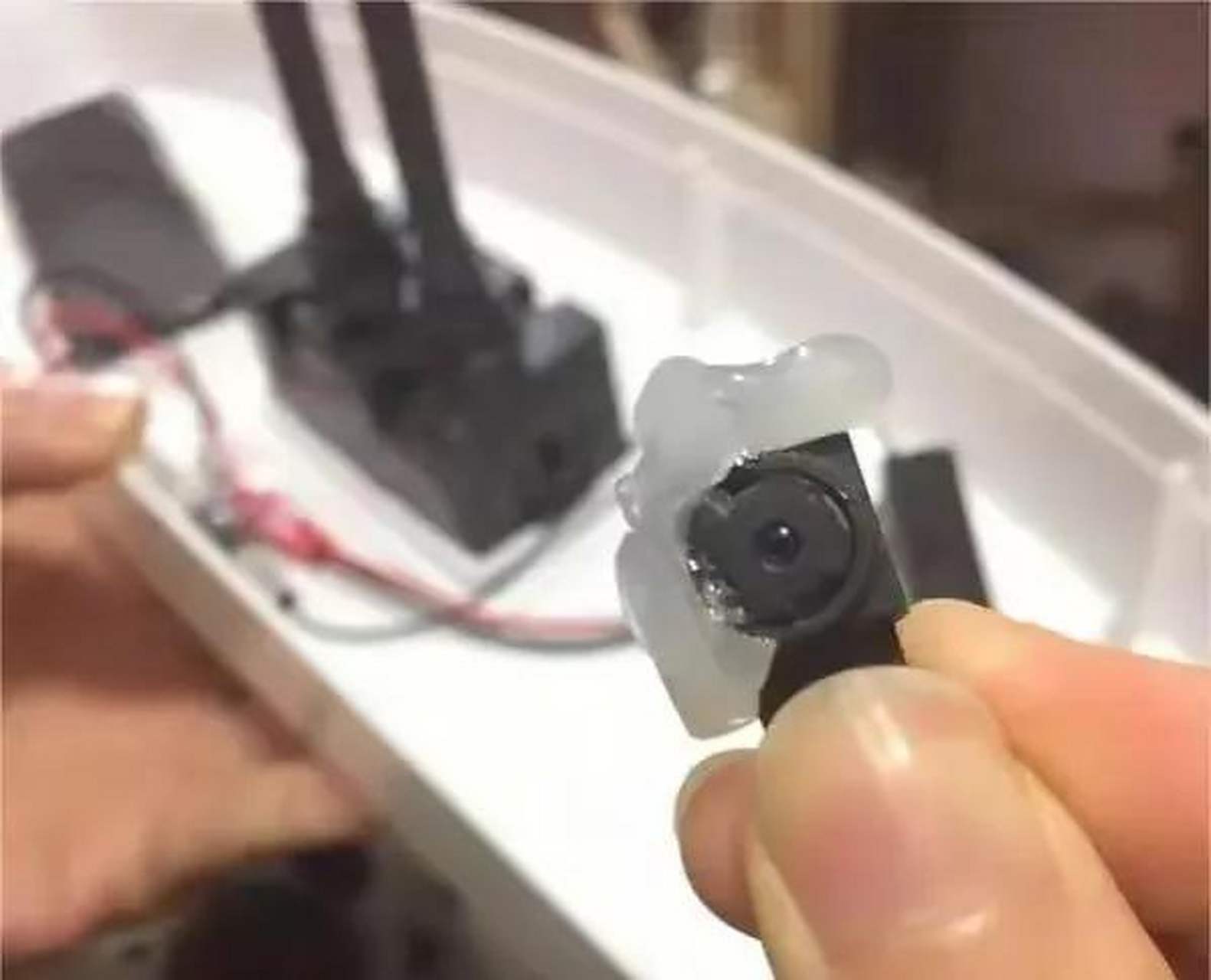 出租屋灯泡藏摄像头在出租屋发现灯泡藏有摄像头是一件非常严肃的事情，涉及到侵犯隐私和安全问题。如果您在出租屋中发现了这样的摄像头，请立即采取以下措施